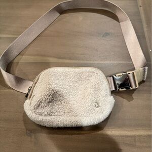 EUC LULULEMON EVERYWHERE FLEECE BELT BAG IN CREAM